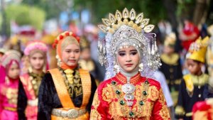 Angkat Keunggulan Seni Budaya, AMANAH Gelar Carnival Busana, Hingga Pelatihan Olah Suara